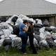 Illustration for article titled Couple Raises Money For Wedding By Recycling Cans